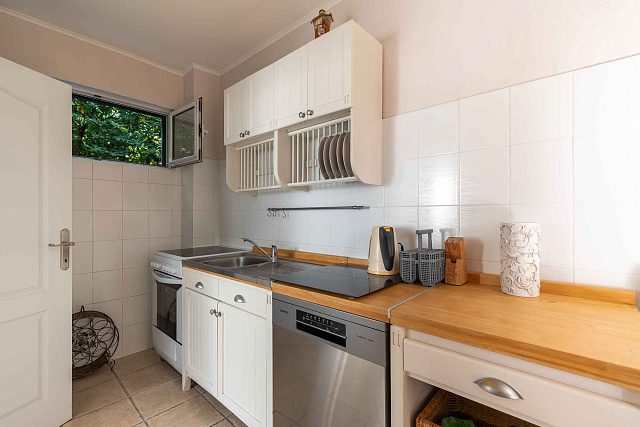 Three-Bedroom Ground-Floor Apartment with Private Entrance and Sea View — photo 10